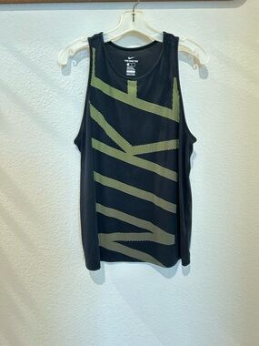 Nike Women’s Dry Fit Tank Top
Sz Large
Black with Green